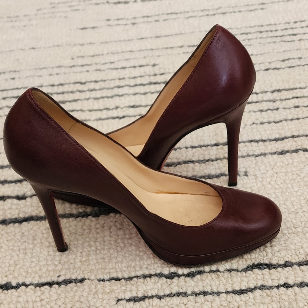 Christian Louboutin burgundy pump Sz 38